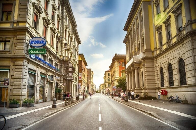 Sommerreifen und der lange Weg nach Italien: Worauf es vor dem Roadtrip ankommt Autofahrt nach Italien auf Sommerreifen, kurvige Küstenstraße