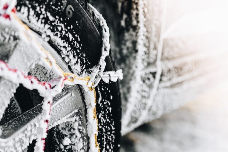 Winterreifen in Österreich: Wann der Wechsel wirklich Pflicht ist – und wann er Leben rettet Schneeketten und Winterreifen auf verschneiter Fahrbahn